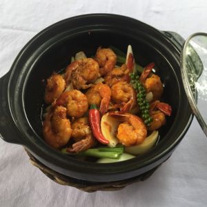 Stewed shrimps in caramel sauce