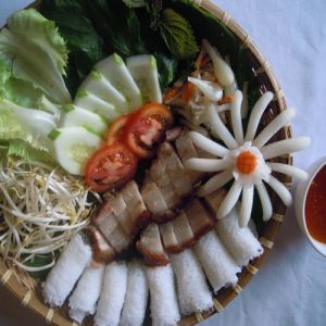 Grilled pork served with rice noodles