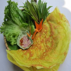 베트남 팬케이크(콩나물 새우와 돼지고기로 속을 채움) 또는 닭고기 또는 혼합 버섯